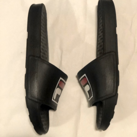 NWOT- FILA Slip-on Sandals. M8/W9 - Picture 9 of 13